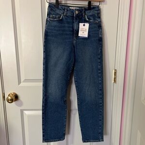 NWT Women’s High Waisted Dark Denim Mom Jeans in Size 2